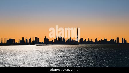 Horizon de Dubaï au coucher du soleil. Dubaï est la ville qui connaît la croissance la plus rapide au monde. Banque D'Images