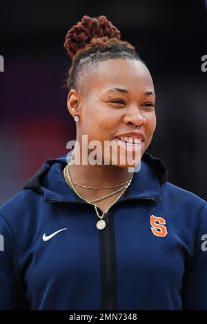 29 janvier 2023: Syracuse Orange avant l'Asie Strong (15) regarde avant un match de basket-ball NCAA WomenÕs contre l'Orange Syracuse le dimanche 29 janvier 2023 au JMA Wireless Dome à Syracuse, New York. Riche Barnes/CSM Banque D'Images