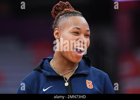 29 janvier 2023: Syracuse Orange avant l'Asie Strong (15) regarde avant un match de basket-ball NCAA WomenÕs contre l'Orange Syracuse le dimanche 29 janvier 2023 au JMA Wireless Dome à Syracuse, New York. Riche Barnes/CSM Banque D'Images