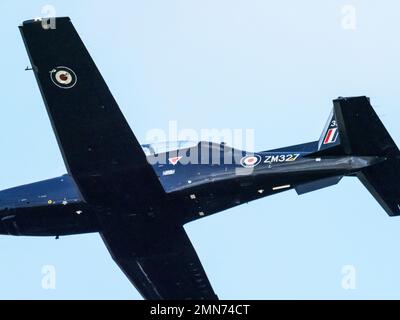 Un avion Texan T1, utilisé comme avion d'entraînement pour les pilotes d'avions de chasse de la RAF, praqctising survolant Ambleside, Lake District, Royaume-Uni. Banque D'Images