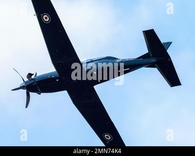 Un avion Texan T1, utilisé comme avion d'entraînement pour les pilotes d'avions de chasse de la RAF, praqctising survolant Ambleside, Lake District, Royaume-Uni. Banque D'Images