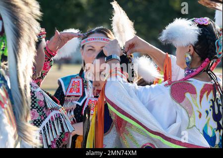 Tahlula Screamingeagle, danseuse des Indiens d'Amérique, a son adresse ajustée avant de se rendre à l'exposition annuelle de danse des Indiens d'Amérique de 6th pour la Journée du patrimoine indien d'Amérique du Texas à la base commune de San Antonio-Randolph, Texas, 29 septembre 2022. Ces danseurs varient en âge et voyagent à travers les États-Unis toute l'année pour de multiples powows indiens américains. Banque D'Images