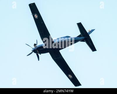 Un avion Texan T1, utilisé comme avion d'entraînement pour les pilotes d'avions de chasse de la RAF, praqctising survolant Ambleside, Lake District, Royaume-Uni. Banque D'Images