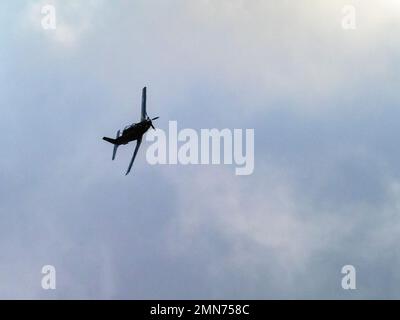 Un avion Texan T1, utilisé comme avion d'entraînement pour les pilotes d'avions de chasse de la RAF, praqctising survolant Ambleside, Lake District, Royaume-Uni. Banque D'Images