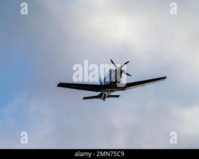 Un avion Texan T1, utilisé comme avion d'entraînement pour les pilotes d'avions de chasse de la RAF, praqctising survolant Ambleside, Lake District, Royaume-Uni. Banque D'Images