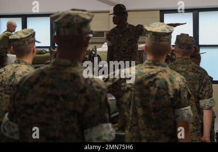 Des recrues de l'Hôtel Company, 2nd Recruit Training Battalion, s'entraîner à l'intérieur pendant l'ouragan Ian sur Marine corps recrue Depot Pariris Island, S.C., 29 septembre 2022. Les recrutements et les formateurs utilisent aujourd'hui pour étudier le programme, s'entraîner à effectuer des exercices en ordre serré ou demander au personnel de guider les discussions. (É.-U. Photos du corps marin par Cpl. Randall D. Whiteman) Banque D'Images