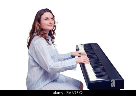 Portrait d'une musicienne adulte en vêtements bleus, isolée sur fond blanc Banque D'Images