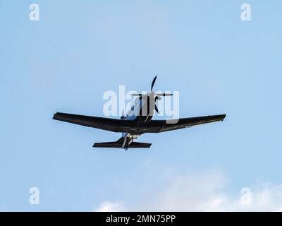 Un avion Texan T1, utilisé comme avion d'entraînement pour les pilotes d'avions de chasse de la RAF, praqctising survolant Ambleside, Lake District, Royaume-Uni. Banque D'Images