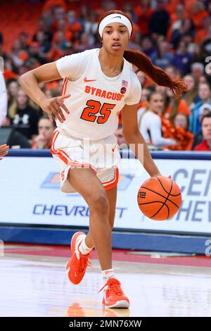 29 janvier 2023: Syracuse le garde d'orange Alaina Rice (25) conduit au panier contre les Cardinals de Louisville pendant la première moitié d'un match de basket-ball de la NCAA WomenÕs le dimanche 29 janvier 2023 au dôme sans fil JMA à Syracuse, New York. Riche Barnes/CSM Banque D'Images