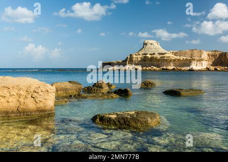 Belle plage immaculée dans la baie de Xwejni, Malte. Banque D'Images