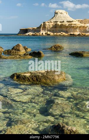 Belle plage immaculée dans la baie de Xwejni, Malte. Banque D'Images