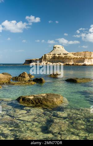 Belle plage immaculée dans la baie de Xwejni, Malte. Banque D'Images