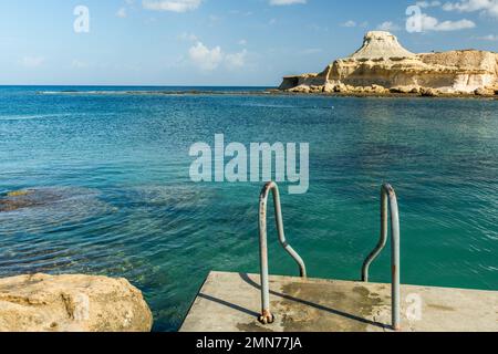 Belle plage immaculée dans la baie de Xwejni, Malte. Banque D'Images