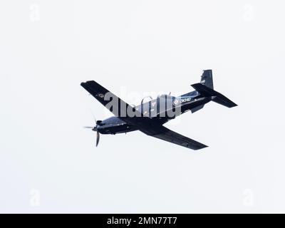 Un avion Texan T1, utilisé comme avion d'entraînement pour les pilotes d'avions de chasse de la RAF, praqctising survolant Ambleside, Lake District, Royaume-Uni. Banque D'Images