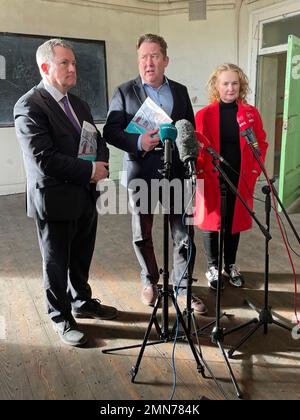 Le ministre du logement, Darragh O'Brien, avec le ministre d'État Kieran O'Donnell (à gauche) et le sénateur Mary Fitzpatrick, qui s'adressent aux médias à l'ancien édifice Gaelscoil Cholaiste Mhuire de Dublin. M. O'Brien a lancé lundi le troisième cycle du Fonds de régénération et de développement urbains (FURD), d'une valeur de 150 millions d'euros, pour aider à stimuler l'offre de logements dans un contexte de détérioration des taux d'itinérance. Date de publication : lundi 30 janvier 2023. Banque D'Images