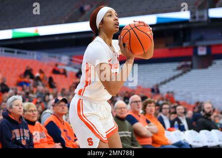 29 janvier 2023: Syracuse la garde d'orange Alaina Rice (25) tire le ballon contre les Cardinals de Louisville pendant la première moitié d'un match de basket-ball de la NCAA WomenÕs le dimanche 29 janvier 2023 au dôme sans fil JMA à Syracuse, New York. Riche Barnes/CSM Banque D'Images