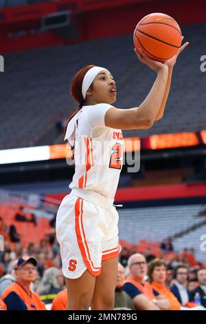 29 janvier 2023: Syracuse la garde d'orange Alaina Rice (25) tire le ballon contre les Cardinals de Louisville pendant la première moitié d'un match de basket-ball de la NCAA WomenÕs le dimanche 29 janvier 2023 au dôme sans fil JMA à Syracuse, New York. Riche Barnes/CSM Banque D'Images