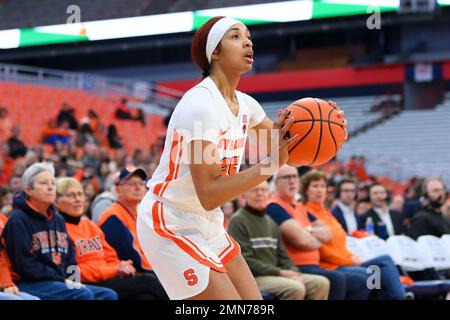 29 janvier 2023: Syracuse la garde d'orange Alaina Rice (25) tire le ballon contre les Cardinals de Louisville pendant la première moitié d'un match de basket-ball de la NCAA WomenÕs le dimanche 29 janvier 2023 au dôme sans fil JMA à Syracuse, New York. Riche Barnes/CSM Banque D'Images