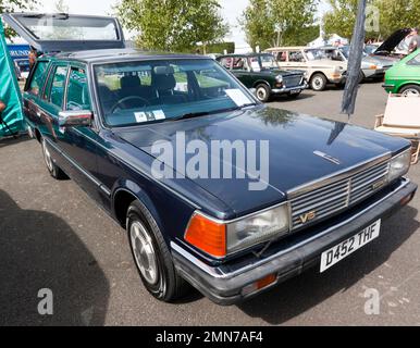 Vue des trois quarts avant d'un bleu foncé, 1986, Nissan 300C 'Cedric' Estate, exposé au Silverstone Classic 2022 Banque D'Images