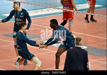 Pala AGSM-AIM, Vérone, Italie, 29 janvier 2023, Exultation de WithU Verona Luca Spirito (WithU Verona) et Noumory Keita (WithU Verona) pendant avec Banque D'Images