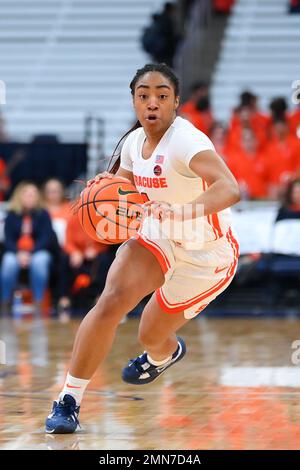 29 janvier 2023: Le garde d'orange de Syracuse Kennedi Perkins (1) se dirige vers le panier contre les Cardinals de Louisville pendant la première moitié d'un match de basket-ball de la NCAA WomenÕs le dimanche 29 janvier 2023 au dôme sans fil JMA à Syracuse, New York. Riche Barnes/CSM Banque D'Images