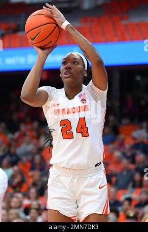 29 janvier 2023: Syracuse Orange avant Dariauna Lewis (24) tire le ballon contre les cardinaux de Louisville pendant la première moitié d'un match de basket-ball de la NCAA WomenÕs le dimanche 29 janvier 2023 au dôme sans fil de JMA à Syracuse, New York. Riche Barnes/CSM Banque D'Images