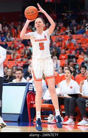 29 janvier 2023: Syracuse la garde d'orange Georgia Woolley (5) tire le ballon contre les cardinaux de Louisville pendant la première moitié d'un match de basket-ball de la NCAA WomenÕs le dimanche 29 janvier 2023 au dôme sans fil JMA à Syracuse, New York. Riche Barnes/CSM Banque D'Images