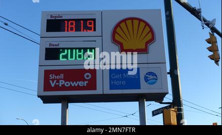 29 janvier 2023- Prix du carburant des stations-service Shell à Vancouver, Colombie-Britannique, Canada Banque D'Images