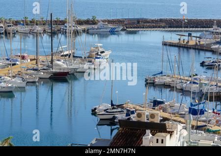 AQUADULCE, ESPAGNE - 18 DÉCEMBRE 2022 un des plus grands et des plus attrayants quais sportifs sur la côte d'Almeria, avec 764 couchettes allant de 5 à 25 Banque D'Images
