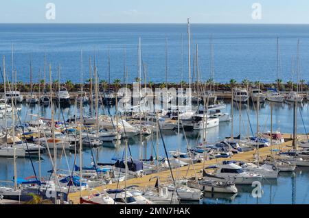 AQUADULCE, ESPAGNE - 18 DÉCEMBRE 2022 un des plus grands et des plus attrayants quais sportifs sur la côte d'Almeria, avec 764 couchettes allant de 5 à 25 Banque D'Images