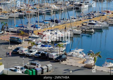 AQUADULCE, ESPAGNE - 18 DÉCEMBRE 2022 un des plus grands et des plus attrayants quais sportifs sur la côte d'Almeria, avec 764 couchettes allant de 5 à 25 Banque D'Images