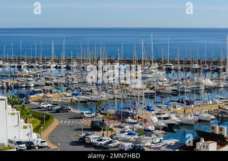 AQUADULCE, ESPAGNE - 18 DÉCEMBRE 2022 un des plus grands et des plus attrayants quais sportifs sur la côte d'Almeria, avec 764 couchettes allant de 5 à 25 Banque D'Images