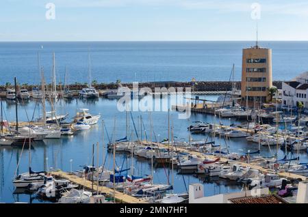 AQUADULCE, ESPAGNE - 18 DÉCEMBRE 2022 un des plus grands et des plus attrayants quais sportifs sur la côte d'Almeria, avec 764 couchettes allant de 5 à 25 Banque D'Images