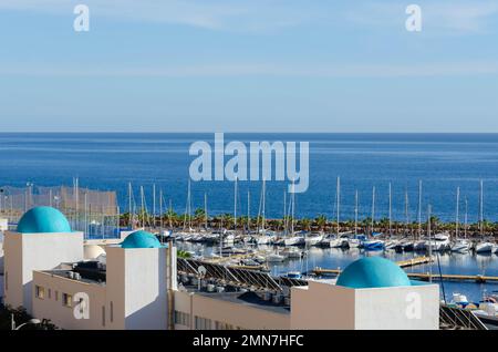 AQUADULCE, ESPAGNE - 18 DÉCEMBRE 2022 un des plus grands et des plus attrayants quais sportifs sur la côte d'Almeria, avec 764 couchettes allant de 5 à 25 Banque D'Images