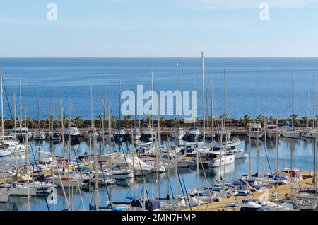 AQUADULCE, ESPAGNE - 18 DÉCEMBRE 2022 un des plus grands et des plus attrayants quais sportifs sur la côte d'Almeria, avec 764 couchettes allant de 5 à 25 Banque D'Images
