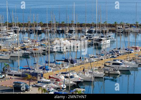 AQUADULCE, ESPAGNE - 18 DÉCEMBRE 2022 un des plus grands et des plus attrayants quais sportifs sur la côte d'Almeria, avec 764 couchettes allant de 5 à 25 Banque D'Images