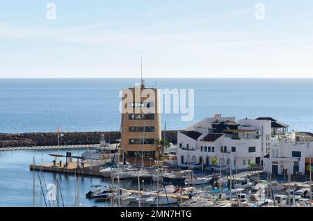 AQUADULCE, ESPAGNE - 18 DÉCEMBRE 2022 un des plus grands et des plus attrayants quais sportifs sur la côte d'Almeria, avec 764 couchettes allant de 5 à 25 Banque D'Images