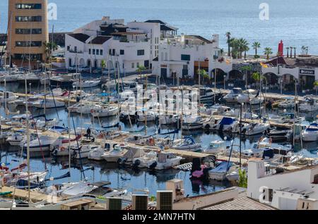 AQUADULCE, ESPAGNE - 18 DÉCEMBRE 2022 un des plus grands et des plus attrayants quais sportifs sur la côte d'Almeria, avec 764 couchettes allant de 5 à 25 Banque D'Images