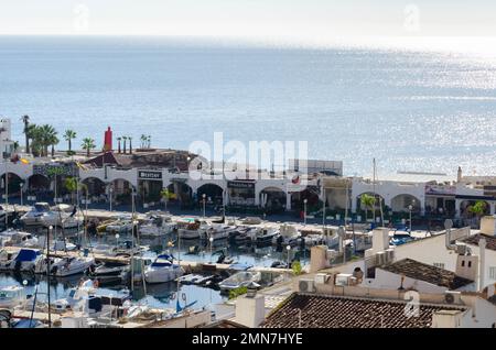 AQUADULCE, ESPAGNE - 18 DÉCEMBRE 2022 un des plus grands et des plus attrayants quais sportifs sur la côte d'Almeria, avec 764 couchettes allant de 5 à 25 Banque D'Images