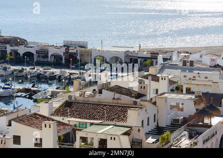 AQUADULCE, ESPAGNE - 18 DÉCEMBRE 2022 un des plus grands et des plus attrayants quais sportifs sur la côte d'Almeria, avec 764 couchettes allant de 5 à 25 Banque D'Images