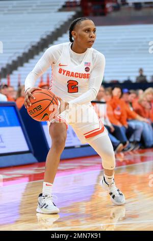 29 janvier 2023: La foire de Dyaisha de la Garde d'orange de Syracuse (2) contrôle le ballon contre les Cardinals de Louisville pendant la première moitié d'un match de basket-ball de la NCAA WomenÕs le dimanche 29 janvier 2023 au dôme sans fil de JMA à Syracuse, New York. Riche Barnes/CSM Banque D'Images