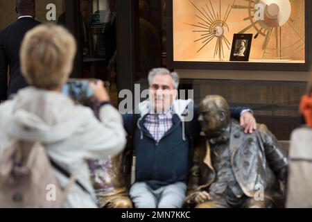 Un portrait de la reine Elizabeth II est exposé dans une vitrine du centre de Londres après sa mort. Banque D'Images