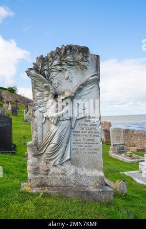 Pierre tombale dans le cimetière, église Saint-Pierre, Heysham Banque D'Images