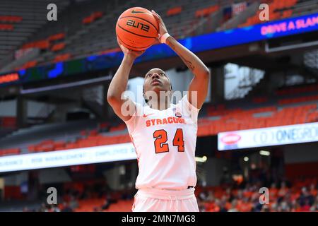 29 janvier 2023: Syracuse Orange avant Dariauna Lewis (24) tire le ballon contre les cardinaux de Louisville pendant la première moitié d'un match de basket-ball de la NCAA WomenÕs le dimanche 29 janvier 2023 au dôme sans fil de JMA à Syracuse, New York. Riche Barnes/CSM Banque D'Images