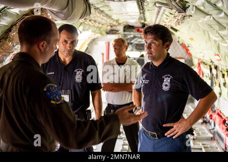 Le capitaine Nicholas J. Boonstra, 97th, Expeditionary Air ravitailling Squadron, directeur adjoint des opérations, à gauche, répond à la question d'un pompier turc affecté à l'escadron du génie civil 39th lors d'un cours d'entraînement de sauvetage à la base aérienne d'Incirlik, en Turquie, le 29 septembre 2022. Les membres de l'équipage de conduite des 97th EARS ont formé les pompiers turcs à diverses fonctions de l'avion afin d'améliorer l'interopérabilité avec les équipages américains. Cette formation garantit que 39th pompiers turcs de la ces peuvent aider dans les situations d'urgence permettant aux 97th OREILLES de fournir un soutien à l'allié et partenaire de coalition airc Banque D'Images