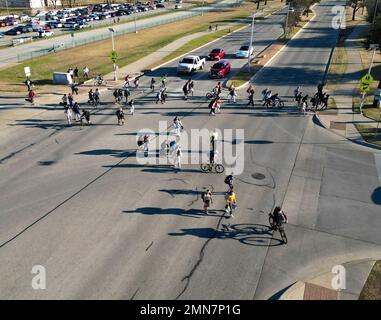 Cedar Park, Texas, États-Unis. 26th janvier 2023. Les élèves de Henry Middle School traversent N. Vista Ridge Blvd. À l'intersection avec l'avenue Golden Arrow, à la fin de la journée scolaire, le 26 janvier 2023. Leander ISD envisage une dépense de $500 000 pour installer un feu de circulation à l'intersection en raison de la circulation intense dans la région. (Credit image: © Scott Coleman/ZUMA Press Wire) USAGE ÉDITORIAL SEULEMENT! Non destiné À un usage commercial ! Banque D'Images