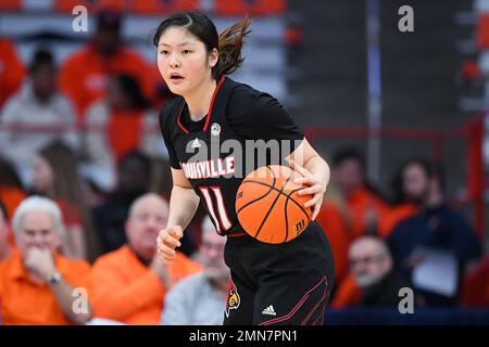 29 janvier 2023: Les Cardinals de Louisville garde Norika Konno (11) contrôle le ballon contre l'orange de Syracuse pendant la première moitié d'un match de basket-ball de la NCAA WomenÕs le dimanche 29 janvier 2023 au dôme sans fil JMA à Syracuse, New York. Riche Barnes/CSM Banque D'Images