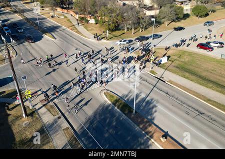 Cedar Park, Texas, États-Unis. 26th janvier 2023. Les élèves de Henry Middle School traversent N. Vista Ridge Blvd. À l'intersection avec l'avenue Golden Arrow, à la fin de la journée scolaire, le 26 janvier 2023. Leander ISD envisage une dépense de $500 000 pour installer un feu de circulation à l'intersection en raison de la circulation intense dans la région. (Credit image: © Scott Coleman/ZUMA Press Wire) USAGE ÉDITORIAL SEULEMENT! Non destiné À un usage commercial ! Banque D'Images