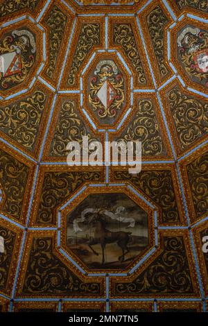 Un bâillon se trouve sous le blason ou le bouclier héraldique de l’une des 72 familles portugaises honorées par l’inclusion dans le dôme Sala dos Brasões (salle des armoiries) ajouté par le roi Manuel I au Palácio Nacional, la retraite estivale de la famille royale à Sintra, près de Lisbonne. Le magnifique plafond à cercueils a été peint et doré entre 1515 et 1518. Banque D'Images