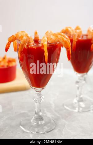 Délicieux cocktail de crevettes avec sauce tomate servi sur table Banque D'Images